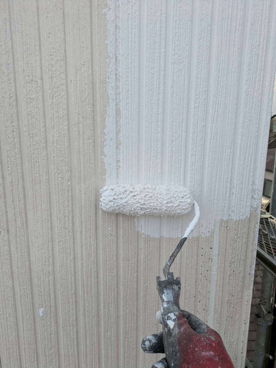 白い塗装で下塗り作業